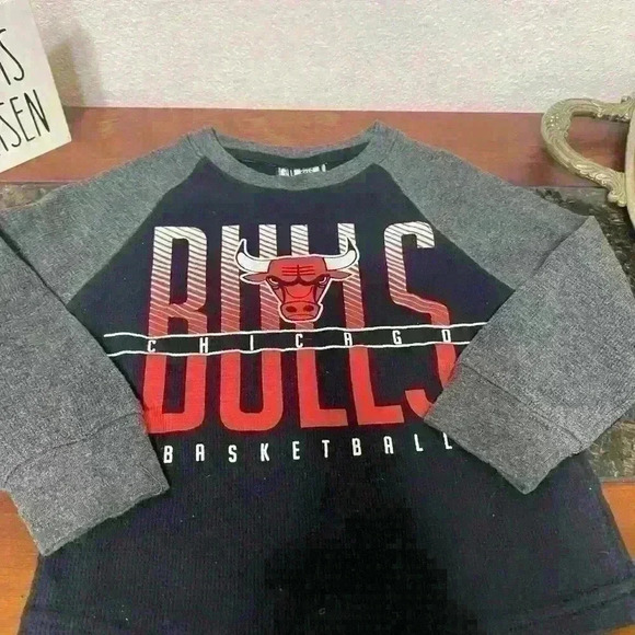 Chicago Bulls Children’s Authentic NBA wear thermal shirt size 4 - Picture 1 of 3